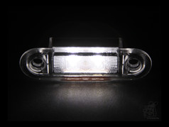 Transparente LED Seitenmarkierungsleuchte mit hellen Dioden und Befestigungslchern auf dunklem Grund.