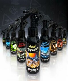 Mehrere schwarze "Cabin Refresher" Duftspray-Flaschen mit bunten Etiketten fr verschiedene Duftrichtungen.