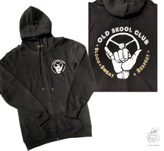 Schwarze Kapuzenjacke mit Reiverschluss. Weier "Old Skool Club" Druck mit Hand am Lenkrad auf Brust und Rcken.