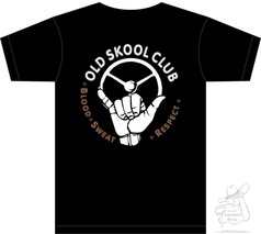 Schwarzes T-Shirt mit weiem Old Skool Club Aufdruck, der eine Hand am Lenkrad und die Worte Blood, Sweat, Respect zeigt.