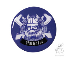 Runder, blauer 3D Nabensticker mit weiem Wikingerkopf, gekreuzten xten und dem Schriftzug Valhalla.