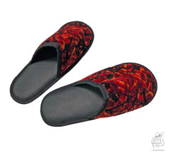 Rote Plsch-Pantoffeln mit schwarzem Muster und dunkler Kunstledersohle.