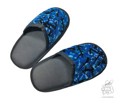 Ein Paar blaue Plsch-Pantoffeln mit schwarzem Muster und grauer Kunstledersohle.