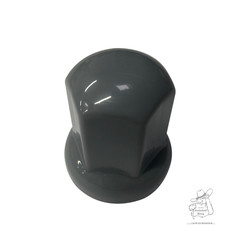 Graue, lange Radmutterkappe aus Kunststoff auf weiem Hintergrund.