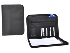 Schwarze Fahrermappe, geschlossen und offen. Innenansicht mit Reiverschlussfach, Kartenfchern und Block.