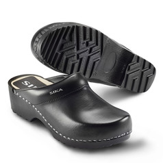 Ein Paar schwarze SIKA Leder-Clogs mit offener Ferse und profilierter, rutschhemmender Sohle.