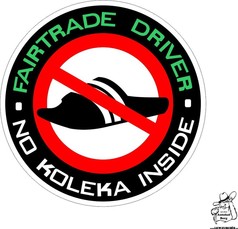 Runder Aufkleber mit Verbotsschild fr Badelatschen und den Texten "FAIRTRADE DRIVER" und "NO KOLEKA INSIDE".