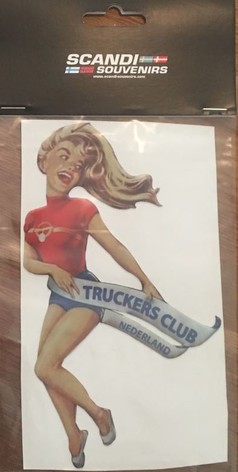 Scandi Aufkleber "Nederland Girl" mit blonder Frau in rotem Top und blauen Shorts, die ein Banner mit "TRUCKERS CLUB NEDERLAND" hlt.