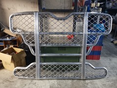 Aluminium Bull Bar in Silber mit Gittereinstzen und stabilen Rohren.