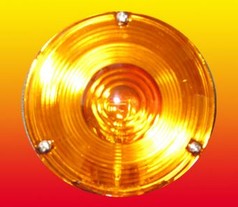 Amberfarbenes, rundes Ersatzglas fr Spiegellampen mit geriffelter Oberflche und Befestigungsschrauben.