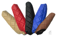 Mehrere gesteppte Armlehnenberzge aus Kunstleder in verschiedenen Farben: Beige, Rot, Schwarz, Blau, Braun.