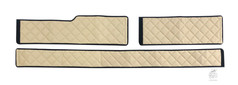 Set beige Kunstleder Sitzsockel-Matten mit Rautensteppung und dunklem Rand fr LKW-Kabine.