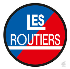 Runder Aufkleber Les Routiers. Blau-rotes Design mit weiem Text "LES ROUTIERS" und weiem Streifen.