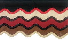 Scheibenbordre in Lederoptik mit wellenfrmigen Schichten in Schwarz, Rot, Beige und Braun.