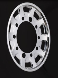 Polierte Edelstahl Radzierblende fr LKW-Felgen auf schwarzem Hintergrund.