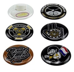 Set aus 3D Truckjunkie Aufklebern mit glnzender Oberflche. Verschiedene runde und ovale Motive, darunter Schriftzge.