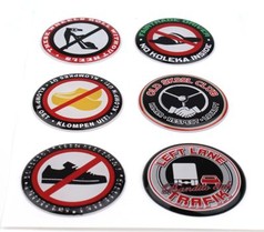 TJ Aufkleber Set: Sechs runde, glnzende 3D-Sticker mit Motiven wie Schuhen, Fahrzeugen und Symbolen in Schwarz, Wei, Rot.