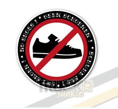 Runder Aufkleber mit Verbotsschild fr Schuhe und den Texten "NO SHOES !" und "KEEN SCHOENEN !".