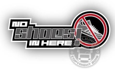 Schwarzer Aufkleber mit weiem Rand, grauer Schrift "NO SHOES IN HERE!" und rotem Verbotsschild ber einem Schuh.