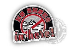 TJ Aufkleber "No Shoes Sneaker" mit schwarzem Hintergrund, rotem Verbotsschild ber weiem Sneaker und Text "NO SHOES in here!".