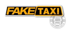 Aufkleber mit gelbem "FAKE TAXI" Schriftzug auf schwarzem Hintergrund und weiem Rand.