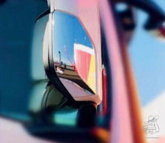 Glnzende, gepresste Edelstahl-Spiegelabdeckung an einem LKW-Auenspiegel.