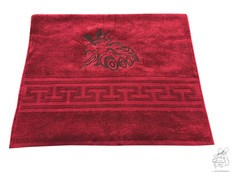 Rotes Handtuch aus Frottee mit gesticktem LKW-Motiv und einem Mander-Musterband.