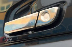 Trgriff Applikation aus glnzendem Edelstahl auf einem dunklen LKW-Trgriff.