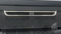 Silberne Zierleiste aus Edelstahl auf einem schwarzen LKW-Khlergrill.