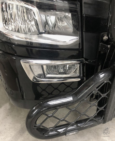 Glnzender Edelstahl-Rahmen fr Scania NG Nebelscheinwerfer, montiert an der schwarzen LKW-Front.