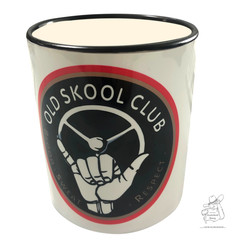 Weie Tasse mit schwarzem Rand und groem "Old Skool Club" Aufdruck, der ein Lenkrad und eine Hand zeigt.