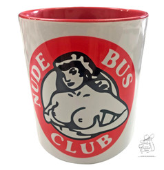 Weie Tasse mit rotem Innenraum und dem Aufdruck "Nude Bus Club" auf rotem Kreis mit Frau.