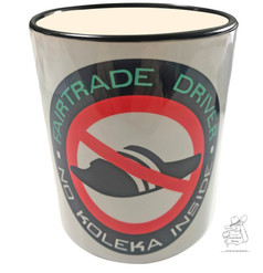 Weie Tasse mit schwarzem Rand und dem Aufdruck "FAIRTRADE DRIVER NO KOLEKA INSIDE" ber einem Verbotsschild mit Kappe.