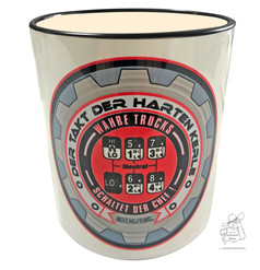 Weie Tasse mit LKW-Schaltmuster-Druck. Text: "Der Takt der harten Kerle", "Wahre Trucks", "Schaltet der Chef!".