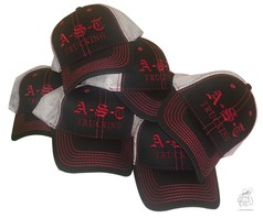 Mehrere schwarze Kappen mit grauem Netzstoff und roter Stickerei 