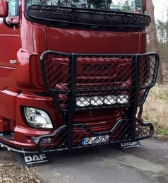 Schwarze Bull Bar mit Gitterdesign an der Front eines roten DAF LKW. Mehrere Zusatzscheinwerfer sind sichtbar.