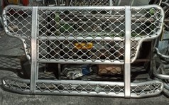 Unbehandelte silberne Aluminium Bull Bar fr LKW mit Gitterstruktur und sichtbaren Schleifspuren.