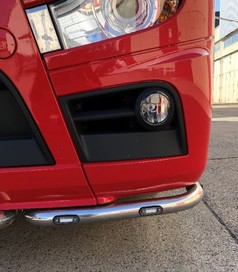 Glnzendes Eckrohr aus Metall mit weien LEDs an der Front eines roten LKW.