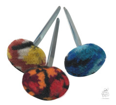 Knpfe mit Splint, berzogen mit gemustertem Dnish Plsch in verschiedenen Farben, auf weiem Hintergrund.