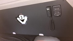 Beleuchtete schwarze Einbauwand fr Scania LKW-Kabine mit V8-Logo, Fernbedienung und Schaltereinheit.