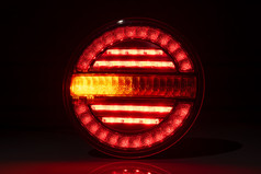 Runde LED-Heckleuchte mit leuchtendem rotem Rcklicht/Bremslicht und gelbem dynamischem Blinker.