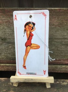Weier Scandi Lufterfrischer in Spielkartenform mit Retro Pin-Up Frau in rotem Badeanzug und Hut. Mit Aufhngeschnur.