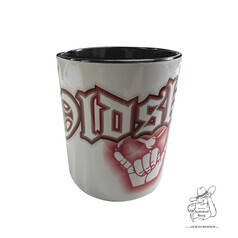 Weie Tasse mit schwarzer Innenseite, rotem "OLD SKOOL" Schriftzug und einer weien Faust.