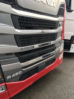 Glnzende Edelstahl-Formteile am Khlergrill eines Scania NG LKW. Fr die Mitte des Grills.