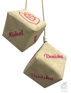 Zwei beige Kunstleder-Wrfel mit pinker Stickerei "Michal" und "Deniska".