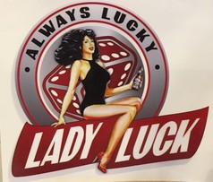Aufkleber mit Pin-up-Frau, die auf einem roten Banner mit "Lady Luck" sitzt, vor einem Wrfel. Text "Always Lucky".