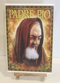Scandi Aufkleber Padre Pio. Gold-brauner Aufkleber mit Abbildung eines Mannes in brauner Kutte, weiem Bart und 