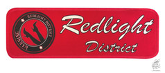 Rote Dashmat mit weiem "Redlight District" Schriftzug und rundem Logo mit Beinen in High Heels.