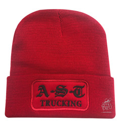 Rote Wintermtze aus Strick mit schwarzem AST Trucking Logo-Patch.