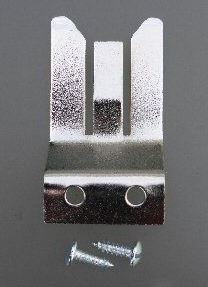 Glnzender Mikrofonhalter aus Metall mit Befestigungsschrauben.